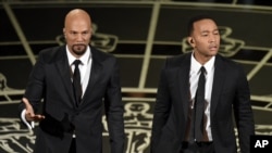 លោក Common (រូប​ឆ្វេង) និង​លោក John Legend សម្តែង​នៅ​ពិធី​ទទួល​រង្វាន់​ប្រចាំ​ឆ្នាំ​លើក​ទី​៨៧​ក្នុង​ក្រុង​ Los Angeles កាលពី​ថ្ងៃទី២២ ខែកុម្ភៈ ឆ្នាំ២០១៥។