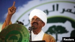 Presiden Sudan Omar Hassan al-Bashir berpidato dalam konferensi Partai Kongres Nasional di Khartoum, Oktober 2014.