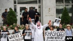 Para demonstran menggelar aksi protes menuntut di luar Kedutaan Besar Arab Saudi di Washington DC, 10 Oktober 2018. Mereka menuntut keadilan untuk wartawan Saudi, Jamal Khashoggi, yang hilang setelah masuk ke Konsulat Arab Saudi di Istanbul, Turki. 