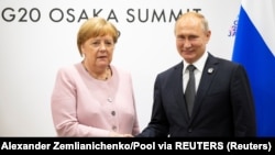 Presiden Rusia Vladimir Putin (kanan) dan Kanselir Jerman Angela Merkel saat bertemu di KTT G-20, Osaka, Jepang, 29 Juni 2019. (Foto: dok).