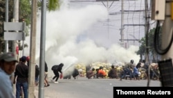 Los maniffestantes se protegen detrás de una barricada improvisada en Mandalay, Myanmar, donde las fuerzas militares han causado la muerte de más de 130 personas, según datos de la ONU.