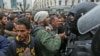 Des manifestants tunisiens s'affrontent avec la police anti-émeute lors de manifestations contre la hausse des prix et les augmentations d'impôts, à Tunis, en Tunisie, le 12 janvier 2018.