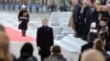 El presidente francés Emmanuel Macron presenta sus respetos a los soldados que murieron en la Primera Guerra Mundial.