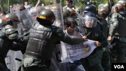 La Conferencia Episcopal también instó al gobierno y al oficialismo a que tomen conciencia de la peligrosa situación que están generando.