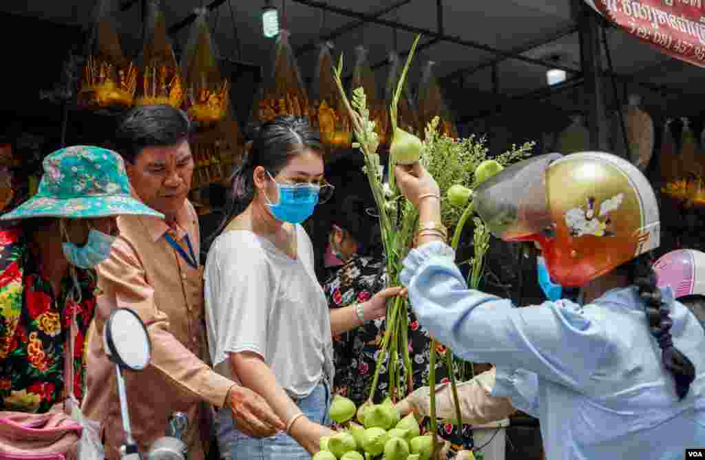 ទិដ្ឋភាពទូទៅនៃការត្រៀមរៀបចំពិធីបុណ្យចូលឆ្នាំខ្មែររបស់ពលរដ្ឋកម្ពុជា រាជធានីភ្នំពេញ នៅថ្ងៃទី ១៣ ខែមេសា ឆ្នាំ២០២០។ (ខាន់ សុគុំមនោ/VOA)