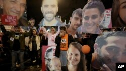 Demonstranti drže portrete talaca koje Hamas drži u Pojasu Gaze tokom protesta koji pozivaju na njihovo hitno oslobađanje u Tel Avivu, Izrael, 18. januara 2025.