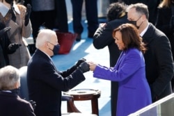 លោក Joe Biden និងអ្នកស្រី Kamala Harris ទល់ដៃគ្នាក្នុងកាយវិការស្វាគមន៍គ្នាទៅវិញទៅមក មុនធ្វើសច្ចាប្រណិធានចូលកាន់តំណែង នៅវិមានសភាសហរដ្ឋអាមេរិក ក្នុងរដ្ឋធានីវ៉ាស៊ីនតោន ថ្ងៃពុធ​ ទី២០ ខែមករា ឆ្នាំ២០២១។