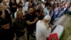 Dolientes palestinos rezan junto al cuerpo de Mohammad Hoshiya, de 12 años, durante su funeral en la aldea cisjordana de Qatana, al suroeste de Ramala, el 22 de junio de 2024.