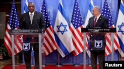 El secretario de Defensa de EE.UU., Lloyd Austin, y el primer ministro israelí, Benjamin Netanyahu, dan una declaración después de su reunión en Jerusalén el 12 de abril de 2021.