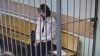 Државјанинот на САД Калоб Вејн Бајерс седи во затворска ќелија за време на судска седница во Москва, Русија, 7 октомври 2024 година