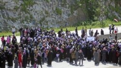 روز چهارشنبه صدها سوری، که بیشتر آنان زنان و کودکان بودند، برای اعتراض به بازداشت مخالفان دولت یک بزرگراه عمده ساحلی را بستند