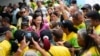 La candidata presidencial opositora María Corina Machado saluda a simpatizantes durante una conferencia de prensa donde el partido Convergencia le expresó su apoyo en la primaria de octubre, en Caracas, este miércoles 6 de septiembre de 2023.