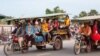 ក្រុមកម្មករ​​រោងចក្រ​ ធ្វើដំណើរ​ទៅផ្ទះ​ ក្រោយ​ចេញ​ពី​ធ្វើការ​ នៅ​ពេល​ល្ងាចមួយ​​ ឯ​ជាយ​រាជធានី​ភ្នំពេញ​ នៅថ្ងៃទី២៥​ ខែ​ឧសភា​ ឆ្នាំ​២០១៧។ (ខាន់ សុគុំមនោ/VOA) 