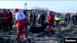 Equipos de emergencia trabajan en los escombros del avión de Ukraine International Airlines con 176 personas a bordo (Foto: Reuters)