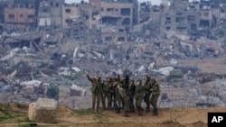 Soldados israelíes se toman una foto en una posición en la frontera con la Franja de Gaza, en el sur de Israel, el 19 de febrero de 2024