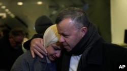 15 il İsrail həbsxanalarında saxlandıqdan sonra qardaşı Əhməd Əl-Seifinin azadlığa çıxmasını gözləyən Nadin İsrailin şənbə günü yüzlərlə fələstinli məhbusun azad edilməsini təxirə saldığı xəbərini aldıqdan sonra qohumu ona təsəlli verir, 23 fevral 2025.