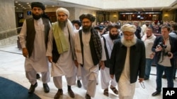 Tolibon siyosiy yetakchisi Mulla Abdul G'ani Birodar (chapdan uchinchi) harakatning boshqa vakillari bilan muzokaraga kelmoqda. Moskva, 28-may, 2019-yil.