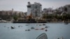 ARCHIVO - Se ven barcos hundidos cerca de un faro tras el paso del huracán Otis, en Acapulco