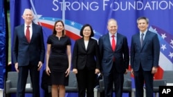 (从左至右)美国在台协会(AIT)主席莫健、美国国务院负责文教事务的助理国务卿玛丽·罗伊斯、台湾总统蔡英文、美国国务院负责海外建筑的首席副主任默色大使和美国在台协会主席台北办事处处长梅建华参加美国在台协会台北办事处新馆落成典礼。(2018年6月12日)