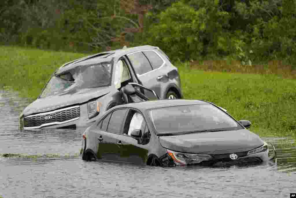 Los vehículos varados por las inundaciones al costado de la Interestatal 75 en North Port, Florida, luego del huracán Ian, el jueves 29 de septiembre de 2022. (Foto AP / Steve Helber)