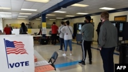 Los votantes acuden a las urnas en el colegio electoral de Sara Smith Elementary, en el distrito de Buckhead, en Atlanta, durante la segunda vuelta de las elecciones al Senado de Georgia, el 5 de enero de 2021.