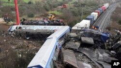 Pemandangan dari lokasi kejadian tabrakan antara kereta penumpang dan kereta barang di Tempe, Yunani, pada 1 Maret 2023. (Foto: AP/Vaggelis Kousioras)