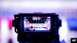 El monitor de una cámara de televisión muestra el escenario para un debate primario presidencial demócrata en Charleston, Carolina del Sur. [Foto: Archivo]