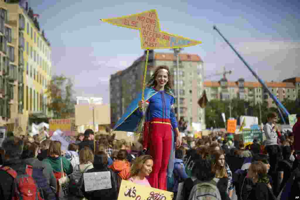 این زن جوان در تجمع «جمعه برای آینده» در برلین می گوید وقتی هیچکس دیگری از زمین مان دفاع نمی کند، پس ما باید اینکار را انجام بدهیم. میلیون‌ها نفر در سراسر جهان، برای اعتراض روز جمعه به خیابان ها آمدند. 