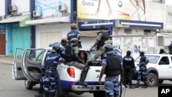 La police patrouille à Libreville, au Gabon, 15 août 2012 