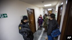 "Ozodlik"ning Bokudagi idorasini ichki ishlar xizmati bosdi. 26-dekabr, 2014-yil.