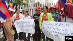 FILE PHOTO - Land dispute villagers from Koh Kong province ​gathered to submit a petition to the National Assembly in Phnom Penh, Cambodia, Thursday, August 4, 2016. (Leng Len/VOA Khmer)