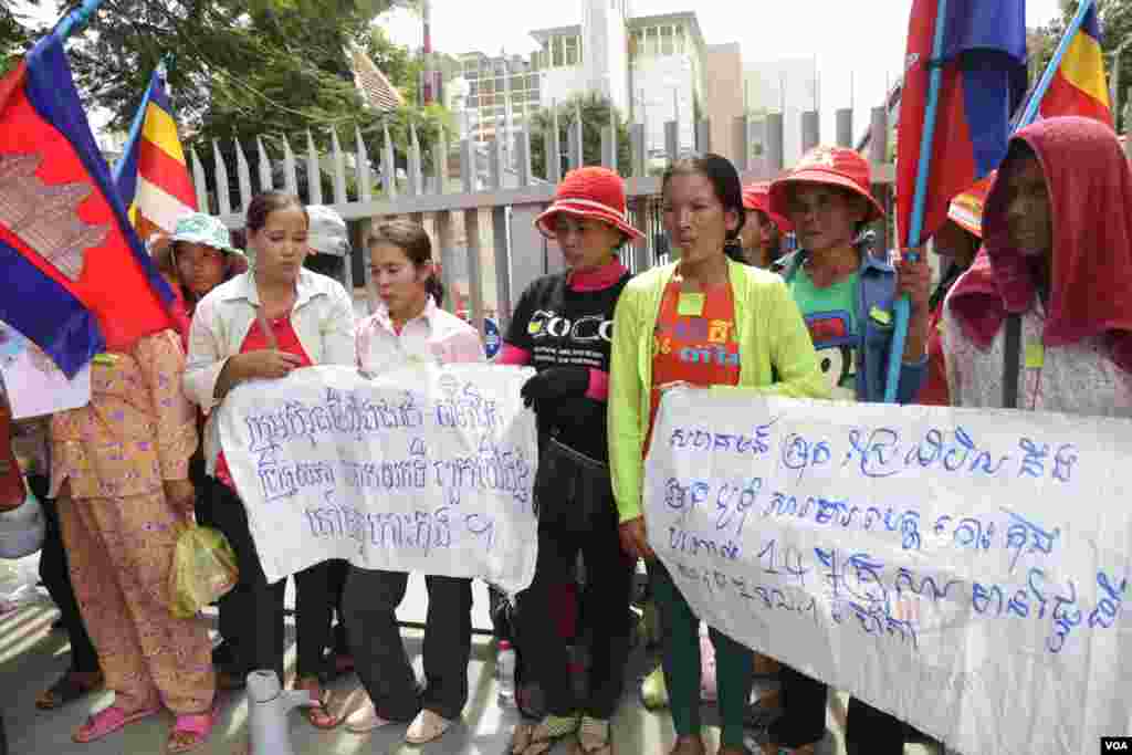 ប្រជាពលរដ្ឋប្រមាណជាង៧០នាក់មកពីសហគមន៍មានជម្លោះដីធ្លីមកពីខេត្តកោះកុងដាក់ញត្តិជូនរដ្ឋសភាជាតិដើម្បីដោះស្រាយជម្លោះដីធ្លីជាមួយនឹងក្រុមហ៊ុនកោះកុងស៊ួហ្គ័ និងកោះកុងផ្លេនថេសិន នៅថ្ងៃព្រហស្បត៌ ទី ០៤ ខែសីហា ឆ្នាំ២០១៦នៅភ្នំពេញ ។ (ឡេង ឡែន/VOA) 