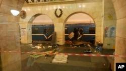 Ledakan mengguncang stasiun kereta Tekhnologichesky Institut di St. Petersburg, Rusia, hari Senin, 3 April 2017. 