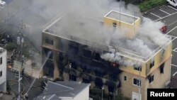 Petugas pemadam kebakaran berjuang melawan kebakaran di lokasi di mana seorang lelaki menyalakan api setelah menyemprotkan cairan ke studio tiga lantai Kyoto Animation Co. di Kyoto, Jepang barat, 18 Juli 2019. (Foto: Kyodo/via REUTERS)