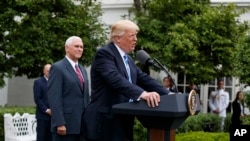 Le président Donald Trump, accompagné du vice-président Mike Pence, s'adresse aux membres de l'Independent Community Bankers Association au Kennedy Garden de la Maison Blanche à Washington, le 1er mai 2017.