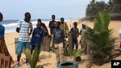 Des habitants autour de la Nouvelle Paillotte, un des trois hôtels attaques à Grand Bassam, 14 mars 2016