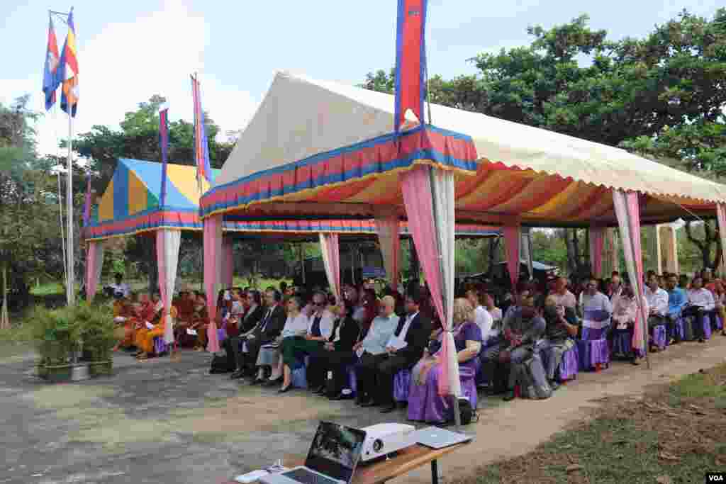 អ្នកសារព័ត៌មាន សង្គមស៊ីវិល ព្រះសង្ឃ និស្សិត និងគណៈប្រតិភូរបស់ស្ថានទូតបានចូលរួមក្នុងពិធីបើកសម្ពោធ «ពិព័រណ៍សនិ្តភាពកម្ពុជា‍» នៅឃុំអូរដំបង ស្រុកសង្កែ ខេត្តបាត់ដំបង កាលពេលព្រឹកថ្ងៃអង្គារ ទី២៣ ខែតុលា ឆ្នាំ២០១៨។ (ហោ ស៊ិញហ៊ួរ/VOA)