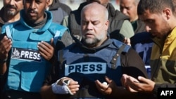 El jefe de la oficina de Al Jazeera en la Franja de Gaza, Wael Al-Dahdouh, reza en el funeral de su hijo, también periodista de la cadena, quien pereció en un supuesto ataque israelí en Rafah el 7 de enero de 2024.