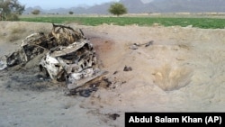 Mulla Muhammad Axtar Mansur o'tirgani aytilgan avtomobil AQSh havo hujumidan so'ng, Balujiston, Pokiston, 22-may, 2016-yil