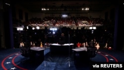 Un escenario vacío para un debate, en este caso el que mantuvieron el vicepresidente Mike Pence y la senadora Kamala Harris en la Universidad de Utah, en Salt Lake City, el 7 de octubre de 2020. 