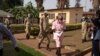 Le héros du film "Hôtel Rwanda" Paul Rusesabagina, en uniforme rose de détenu, arrive de la prison de Nyarugenge avec des agents du Service correctionnel du Rwanda à la Cour de justice de Nyarugenge à Kigali, au Rwanda, le 25 septembre 2020.