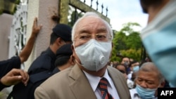 Mantan PM Malaysia Najib Razak tiba di kompleks Pengadilan Duta di Kuala Lumpur, Malaysia, 28 Juli 2020. (Foto: Mohd RASFAN/AFP)
