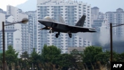 '맥스선더' 미한 연합훈련에 참가한 미 공군 소속 F-22 전투기가 16일 임무를 마친 후 광주 전투비행장에 착륙하고 있다.