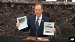El representante de la acusación de la Cámara de Representantes, Adam Schiff, demócrata de California, sostiene documentos redactados mientras habla durante el juicio de destitución contra el presidente Donald Trump.