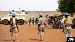 Tentara Senegal yang menjadi bagian misi penjaga perdamaian di Mali, MINUSMA, berpatroli di jalan-jalan di Gao, pada 24 Juli 2019, sehari setelah serangan terhadap pangkalan misi perdamaian PBB di Mali.