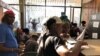 Nesta foto de arquivo, preparativos para a votação em Moçambique