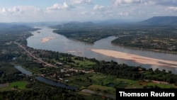 រូបឯកសារ៖ ទិដ្ឋភាព​ដង​ទន្លេ​មេគង្គ​ស្ថិត​​នៅ​រវាង​ព្រំប្រទល់​ប្រទេស​ថៃ និង​ប្រទេស​ឡាវ ដែល​មើលឃើញ​ពី​ប្រទេស​ថៃ ថ្ងៃទី២៩ ខែតុលា ឆ្នាំ២០១៩។ ​
