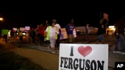 Protes damai di Ferguson, Missouri, di dekat lokasi Michael Brown ditembak.
