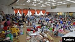 Warga berkumpul di dalam tempat penampungan setelah dievakuasi dari rumah mereka untuk menghindari hantaman topan Hagupit di kota Surigao, Filipina Selatan (5/12).