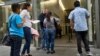 Una familia de inmigrantes muestra sus documentos para entrar en un tribunal de inmigración en un edificio de oficinas en el centro de Los Ángeles, California, el 30 de mayo de 2019.